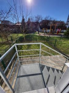- une vue sur un parc avec une clôture et une aire de jeux dans l'établissement Studio Apartman Ana, à Zagreb