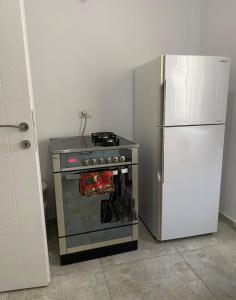 uma cozinha com um fogão e um frigorífico em 29 Guesthouse em Kolgecaj