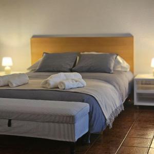 阿里納斯聖佩德羅的住宿－Apartamento Parque Gredos，一间卧室配有两张带毛巾的床