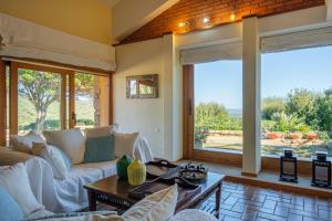 een woonkamer met een bank en een tafel bij [Portisco-Costa Smeralda] Villa Giardino e Vista Mare in Marina di Portisco
