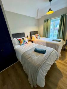 Tempat tidur dalam kamar di Home in Sheffield with King/Twin bed