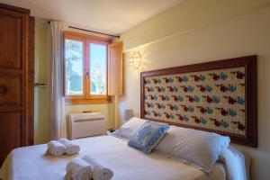 een slaapkamer met een bed met handdoeken erop bij [Portisco-Costa Smeralda] Villa Giardino e Vista Mare in Marina di Portisco