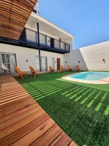 une maison avec une cour et une piscine dans l'établissement BLU APARTMENTS, à San Rafael