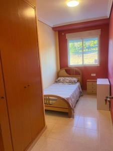 - une petite chambre avec un lit et une fenêtre dans l'établissement La casita de Daniel, à Turís
