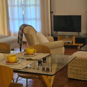 uma sala de estar com uma mesa de centro e duas chávenas em Apartamento Parque Gredos em Arenas de San Pedro