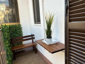un banco y una planta sentados en un porche en Santhry House, en Turín