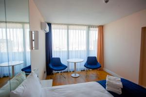 Welcome To Batumi في باتومي: غرفة نوم بطاولتين و كرسيين ازرق