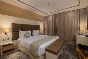 2H Hotel في وهران: غرفة الفندق بسرير كبير ومكتب