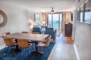 comedor y sala de estar con mesa y sillas en Bahama Sands 1204, en Myrtle Beach