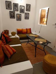 - un salon avec un canapé et une table dans l'établissement La Maison des Amis, à Fès