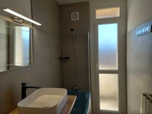 a bathroom with a toilet and a sink and a shower at Appartement plein centre de Valence d'Agen in Valence-dʼAgen