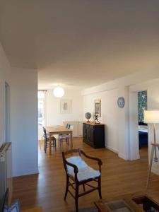 a living room with a table and a dining room at Appartement plein centre de Valence d'Agen in Valence-dʼAgen