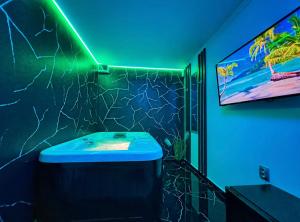 bagno con lavandino e TV a parete di Luxor - Jacuzzi&Cozy Apartments a Sibiu