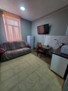sala de estar con sofá y mesa en ARMONIE AIRPORT HOSTEL, en Băcioi