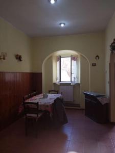 d'une salle à manger avec une table et une fenêtre. dans l'établissement casa Vacanze Le Mura Farnese, à Caprarola