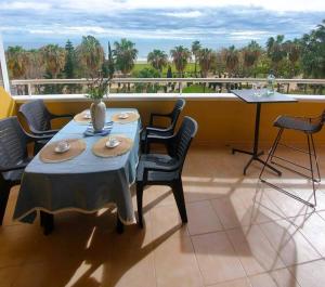 een tafel en stoelen op een balkon met uitzicht bij El Refugio de Natalia / The Natalia Refuge in Oropesa del Mar