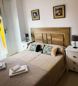 een slaapkamer met een bed met twee handdoeken erop bij El Refugio de Natalia / The Natalia Refuge in Oropesa del Mar