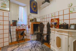 a living room with a fireplace and a table at Casetta centro storico in Zagarolo