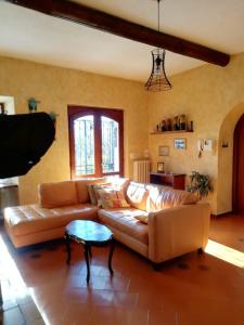 - un salon avec un canapé et une table dans l'établissement Casale Massina APPARTAMENTO PERLA, à Salò