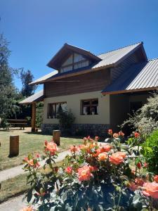 una casa con un ramo de flores delante de ella en Tierras del Sur II en Villa La Angostura