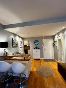 een woonkamer met een tafel en krukken erin bij Frogner Gården Penthouse Terrasse in Oslo