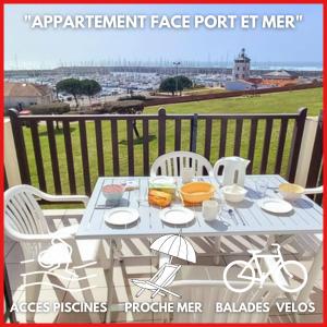 een picknicktafel op een balkon met uitzicht bij "FENÊTRE SUR MER" Appartement vue mer, 4 personnes, accès parc aquatique in Saint-Jean-dʼOrbetiers