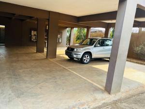 een kleine auto geparkeerd op een parkeerplaats bij Studio 1 Ch. Biteng Yaoundé in Yaoundé