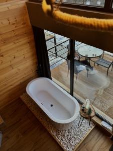 卡茲別吉的住宿－Kazbegi Story，客房内的白色盥洗盆浴室