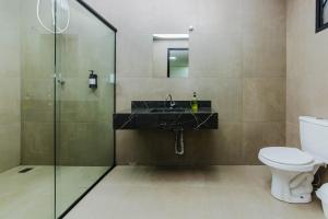 a bathroom with a sink and a toilet at Pousada Jardim do Lago in Cascavel