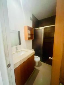 La salle de bains est pourvue d'un lavabo et de toilettes. dans l'établissement PDC HOTELS, à Playa del Carmen