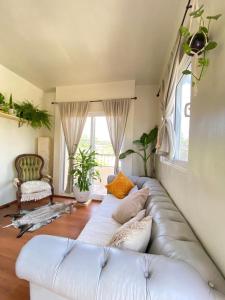 a large white couch in a living room at nuevo apartamento en todos santos, el otro lado in Todos Santos