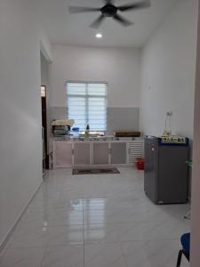 A cozinha ou cozinha compacta de Homestay Legasi Haji Ali