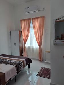 um quarto com uma cama e uma grande janela em Homestay Legasi Haji Ali em Kuala Terengganu