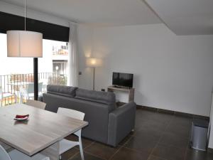 ein Wohnzimmer mit Sofa und Tisch in der Unterkunft Apartamento céntrico con piscina, parking y a 200m de la playa en L'Estartit - ES-323-41 in L'Estartit