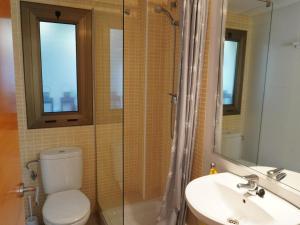 ein Badezimmer mit Toilette, Waschbecken und Dusche in der Unterkunft Casa moderna con piscina comunitaria, cerca de L'Estartit y actividades en la playa - ES-323-51 in L'Estartit + 23 Fotos