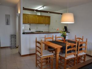 - une cuisine et une salle à manger avec une table et des chaises dans l'établissement Casa L'Estartit, 3 dormitorios, 6 personas - ES-323-54, à L'Estartit