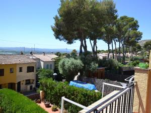 einen Blick vom Balkon eines Hauses mit Bäumen in der Unterkunft Casa L'Estartit, 2 dormitorios, 4 personas - ES-323-56 in L'Estartit