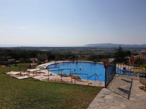 ein großer Pool mit Treppen im Hof in der Unterkunft Casa L'Estartit, 2 dormitorios, 4 personas - ES-323-56 in L'Estartit