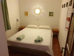 ein Schlafzimmer mit einem Bett mit zwei Kissen darauf in der Unterkunft Casa L'Estartit, 3 dormitorios, 6 personas - ES-323-74 in L'Estartit