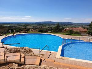 ein großer blauer Pool auf einem Hügel in der Unterkunft Casa L'Estartit, 3 dormitorios, 6 personas - ES-323-74 in L'Estartit
