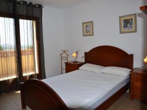 ein Schlafzimmer mit großem Bett und Fenster in der Unterkunft Casa Carmen - L'Estartit, Torre Vella - ES-323-67 in L'Estartit + 23 Fotos