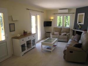 ein Wohnzimmer mit Sofa und Tisch in der Unterkunft Villa Heemstede - L'Estartit, Torre Vella - ES-323-69 in L'Estartit