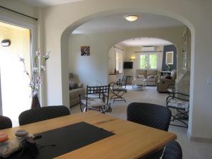 ein Esszimmer und ein Wohnzimmer mit Tisch und Stühlen in der Unterkunft Villa Heemstede - L'Estartit, Torre Vella - ES-323-69 in L'Estartit
