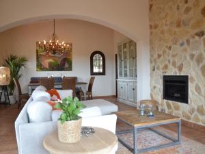 ein Wohnzimmer mit Sofa und Tisch in der Unterkunft Mas Nuria - L'Estartit, Torre Vella - ES-323-33 in L'Estartit