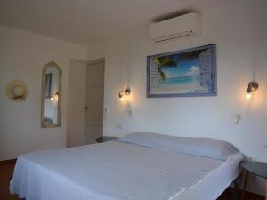ein Schlafzimmer mit einem Bett und einem Bild an der Wand in der Unterkunft Villa Heemstede - L'Estartit, Torre Vella - ES-323-69 in L'Estartit + 28 Fotos