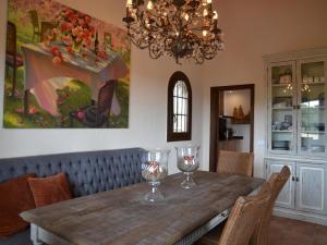 ein Esszimmer mit einem Tisch und Gläsern darauf in der Unterkunft Mas Nuria - L'Estartit, Torre Vella - ES-323-33 in L'Estartit