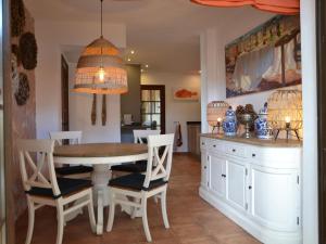 ein Esszimmer mit Tisch und Stühlen in der Unterkunft Mas Nuria - L'Estartit, Torre Vella - ES-323-33 in L'Estartit + 27 Fotos