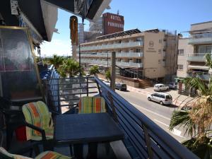 einen Tisch und Stühle auf einem Balkon mit Stadtblick in der Unterkunft Apartamento L'Estartit, 2 dormitorios, 4 personas - ES-323-36 in L'Estartit