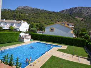 ein großes Schwimmbecken mit Menschen im Wasser in der Unterkunft ¡Casa encantadora con piscina y cerca de la playa en L'Estartit! - ES-323-55 in L'Estartit