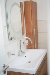 uma casa de banho com um lavatório e um espelho em Ferienwohnung in Memmingen em Memmingen